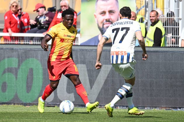 Banda Lameck (Us Lecce) against Davide Zappacosta (Atalanta BC) during US Lecce vs Atalanta BC, Italian soccer Serie A match in Lecce, Italy, April 06 2026  Copyright: xPasqualexGolia IPAxSportx xipa-agency.netx xx IPA_73785947 IPA_Agency_IPA73785947