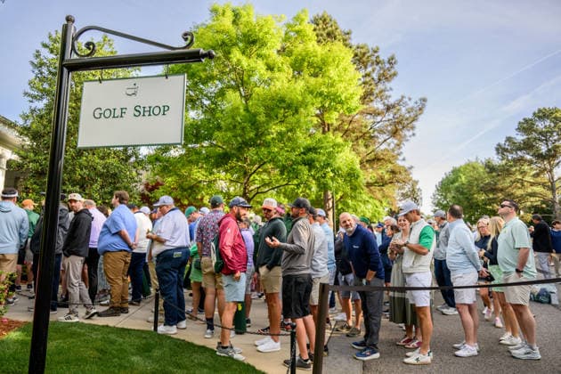 260406 Patrons queues to The Masters Merchandise Golf Shop prior to the 2026 Masters Golf Tournament on April 6, 2026 in Augusta Photo Petter Arvidson BILDBYRAN kod PA PA1190 golf masters bbeng the masters augusta publik  Copyright: PETTERxARVIDSON BB260406PA013