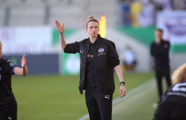 Football, Women, 2025 2026 season, FC Bayern Munich SGS Essen, DFB Cup, semi-final, Campus Heleen Jaques SGS Essen raises right hand