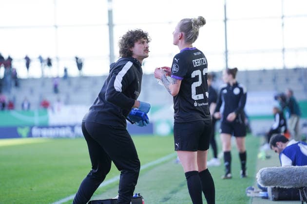 Julia Debitzki 23 Essen is treated at the DFB Cup semi-final FC Bayern Munich SGS Essen on 06 04 2026 in Munich FC Bayern Campus Bayern Germany