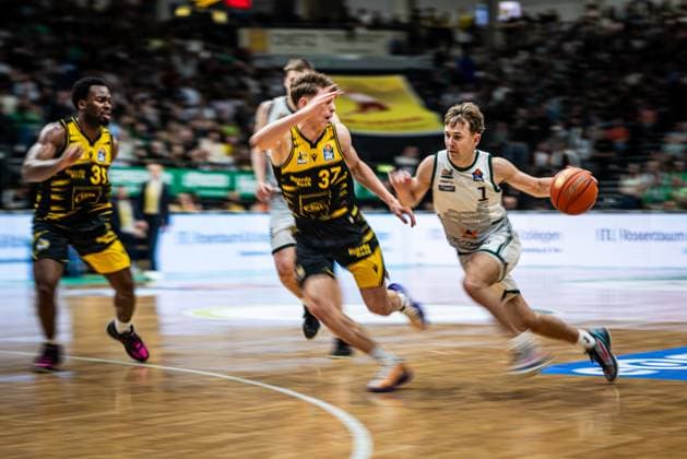 Steven Ashworth Gladiators Trier in a duel with Julis Baumer MHP Riesen Ludwigsburg and Maxwell Dongmo Temoka MHP Riesen Ludwigsburg , Vet Concept Gladiators Trier vs MHP Riesen Ludwigsburg, Basketball, easyCredit BBL, Matchday 28, Season 2025 2026, 06 04 2026 Vet Concept Gladiators Trier vs MHP Riesen Ludwigsburg, Basketball, easyCredit BBL, Matchday 28, Season 2025 2026, 06 04 2026 Copyright: xEibner-Pressefoto AlexanderxNeisx EP_ANS