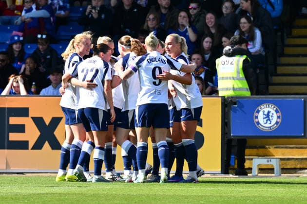 KINGSTON UPON THAMES, ENGLAND - APRIL 06: Eveliina Summanen of Tottenham Hotspur celebrates scoring her team s first goal with teammates during the Adobe Women s FA Cup Quarter Final match between Chelsea and Tottenham Hotspur at Kingsmeadow on April 06, 2026 in Kingston upon Thames, England. Copyright: xYaroslavxDunkax xSPPx Sportspressphoto_SPR125571