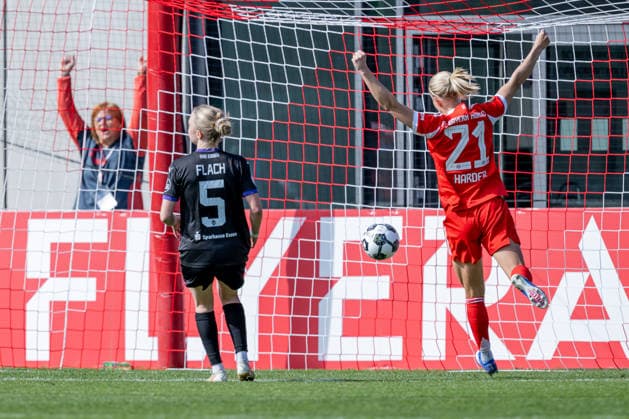 Pernille Harder FC Bayern Muenchen Frauen, 21 celebrates the goal to 1 0 by Momoko Tanikawa FC Bayern Muenchen Frauen, 18 not in picture, Paula Flach SGS Essen, 05 accordingly served GER, FC Bayern Muenchen Frauen vs SGS Essen, Football, DFB Pokal, semi-final, season 2025 2026, 06 04 2026 DFL DFB REGULATIONS PROHIBIT ANY USE OF PHOTOGRAPHS as IMAGE SEQUENCES and or QUASI VIDEO GER, FC Bayern Muenchen Frauen vs SGS Essen, Football, DFB Pokal, semi-final, season 2025 2026, 06 04 2026 Muenchen Copyright: xEibner-Pressefoto HeikexFeinerx EP_HFR