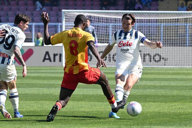 Atalanta™s Marten de Roon and Lecce s Hamza Rafia during the Serie A Enilive matchday 31 between US Lecce and Atalanta BC at the Stadio Via del Mare in Lecce, Italy, Sunday, April 6, 2026. (Photo Pierluigi Pinto LaPresse)  Copyright: xPierluigixPinto LaPressex