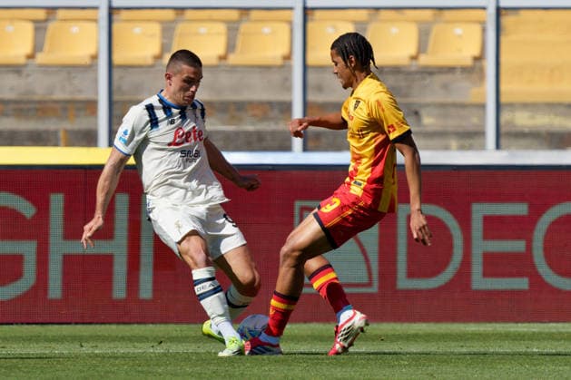 Nikola Krstovic of Atalanta in action against Corrie Ndaba of US Lecce during US Lecce vs Atalanta BC, Italian soccer Serie A match in Lecce, Italy, April 06 2026  Copyright: xEmmanuelexMastrodonato IPAxSportx xipa-agency.netx xx IPA_73787377 IPA_Agency_IPA73787377