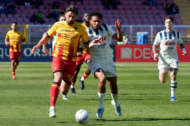 Santiago Pierotti of US Lecce in action against Ederson of Atalanta during US Lecce vs Atalanta BC, Italian soccer Serie A match in Lecce, Italy, April 06 2026  Copyright: xEmmanuelexMastrodonato IPAxSportx xipa-agency.netx xx IPA_73787388 IPA_Agency_IPA73787388