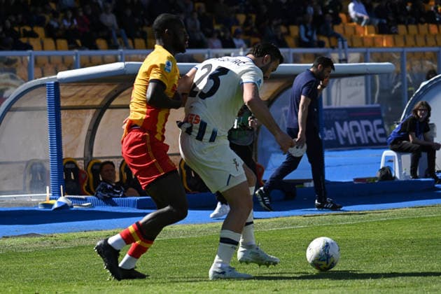 Sadik Fofana (Us Lecce) against Sottil Riccardo (Us Lecce) during US Lecce vs Atalanta BC, Italian soccer Serie A match in Lecce, Italy, April 06 2026  Copyright: xPasqualexGolia IPAxSportx xipa-agency.netx xx IPA_73787570 IPA_Agency_IPA73787570