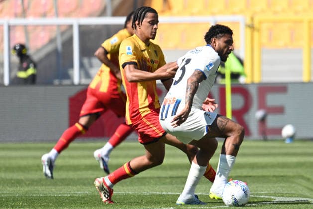 Oumar Jacky Ngom (Us Lecce) against Dos Santos Ederson (Atalanta BC) during US Lecce vs Atalanta BC, Italian soccer Serie A match in Lecce, Italy, April 06 2026  Copyright: xPasqualexGolia IPAxSportx xipa-agency.netx xx IPA_73787573 IPA_Agency_IPA73787573