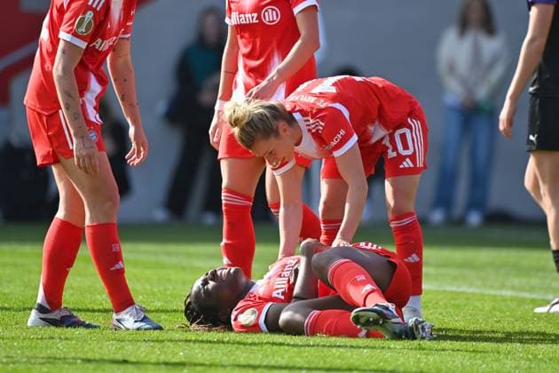 Edna IMADE (FCB) mit Schmerzen am Boden nach Tor zum 3-0 mit Linda DALLMANN (FCB).,verhaltener Jubel. FC Bayern Muenchen - SGS Essen Fussball DFB Pokal Halbfinale der Frauen am 06.04.2026 FC BAYERN CAMPUS *** Edna IMADE FCB with pain on the ground after scoring the 3-0 goal with Linda DALLMANN FCB ,restrained cheering FC Bayern Muenchen SGS Essen Soccer DFB Pokal Semifinal Women on 06 04 2026 FC BAYERN CAMPUS