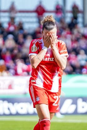 Arianna Caruso 27 Bayern with her hands in front of her face after the disallowed goal during the DFB Cup semi-final FC Bayern Munich SGS Essen on 06 04 2026 in Munich Munich FC Bayern Campus Bayern Germany