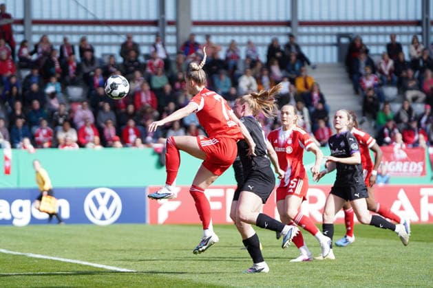 Giulia Gwinn 7 FC Bayern in action at the DFB Cup semi-final FC Bayern Munich SGS Essen on 06 04 2026 in Munich Munich FC Bayern Campus Bayern Germany