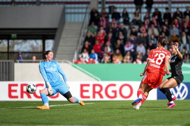Soccer, Womens DFB Cup, 20260406, FC Bayern Munich SGS Essen In the picture Goal 1 0, f l Goalkeeper Luisa PALMEN Essen, 21 , Goalscorer Momoko TANIKAWA Bayern, 18 Munich FC Bayern Campus Bayern Germany Copyright: Passion2Press MarkusxFischerx