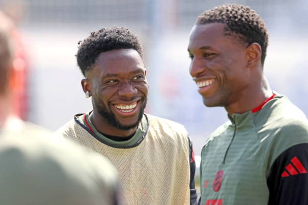 19 Alphonso Davies, 11 Nicolas Jackson re in conversation, Portraet, Portrait, Football Final training before UEFA Champions League match Real Madrid CF FC Bayern München 06 04 2026 Training ground, Säbenerstr PHOTO Mladen Lackovic LakoPress