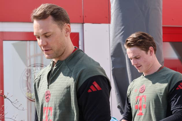 f l 1 Manuel Neuer, 40 Jonas Urbig, portrait, portrait, on the way to training, goalkeeper, goalkeeper, group, dressing room, football final training before UEFA Champions League match Real Madrid CF FC Bayern München 06 04 2026 Training ground, Säbenerstr PHOTO Mladen Lackovic LakoPress