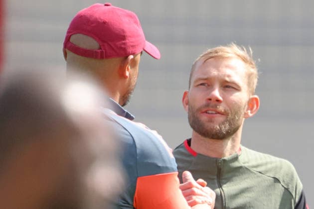Coach Vincent Kompany welcomes 27 Konrad Laimer, Portraet, Portrait, Football Final training before UEFA Champions League match Real Madrid CF FC Bayern München 06 04 2026 Training ground, Säbenerstr PHOTO Mladen Lackovic LakoPress