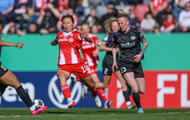 GER, Munich, FC Bayern Munich vs SGS Essen, DFB Pokal Women, Football, DFB, Season 2025 2026, FC Bayern Campus, Semifinal pictured from l Momoko Tanikawa Bayern Munich 18 , Julia Debitzki SGS Essen Women 23 DFB DFL REGULATIONS PROHIBIT ANY USE OF PHOTOGRAPHS AS IMAGE SEQUENCES AND OR QUASI VIDEO, 06 04 2026 Copyright: HMBxMedia HendrikxHamelau