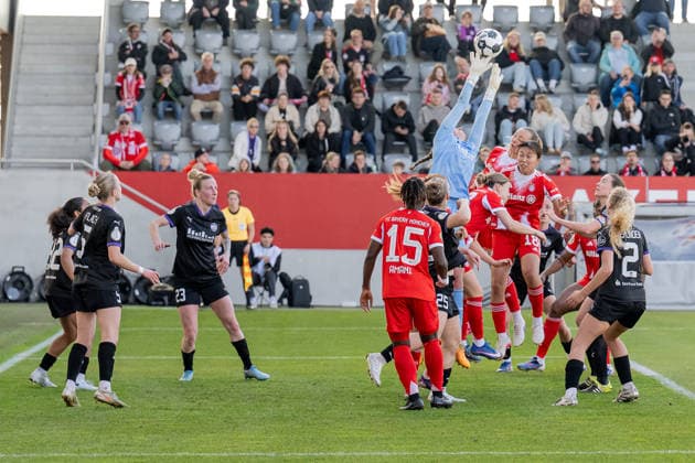 Luisa Palmen goalkeeper, SGS Essen, 21 catches a ball in the penalty area in front of Magdalena Eriksson FC Bayern Muenchen Frauen, 05 and Momoko Tanikawa FC Bayern Muenchen Frauen, 18 , before that Bernadette Amani FC Bayern Muenchen Frauen, 15 GER, FC Bayern Muenchen Frauen vs SGS Essen, Football, DFB Pokal, Semifinal, Season 2025 2026, 06 04 2026 DFL DFB REGULATIONS PROHIBIT ANY USE OF PHOTOGRAPHS as IMAGE SEQUENCES and or QUASI VIDEO GER, FC Bayern Muenchen Frauen vs SGS Essen, Football, DFB Pokal, Semifinal, Season 2025 2026, 06 04 2026 Muenchen Copyright: xEibner-Pressefoto HeikexFeinerx EP_HFR