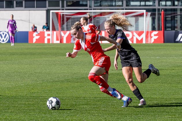 Fight for the ball duel between Franziska Kett FC Bayern Muenchen Frauen, 20 and Julie Terlinden SGS Essen, 02 GER, FC Bayern Muenchen Frauen vs SGS Essen, Football, DFB Pokal, Semifinal, Season 2025 2026, 06 04 2026 DFL DFB REGULATIONS PROHIBIT ANY USE OF PHOTOGRAPHS as IMAGE SEQUENCES and or QUASI VIDEO GER, FC Bayern Muenchen Frauen vs SGS Essen, Football, DFB Pokal, Semifinal, Season 2025 2026, 06 04 2026 Muenchen Copyright: xEibner-Pressefoto HeikexFeinerx EP_HFR