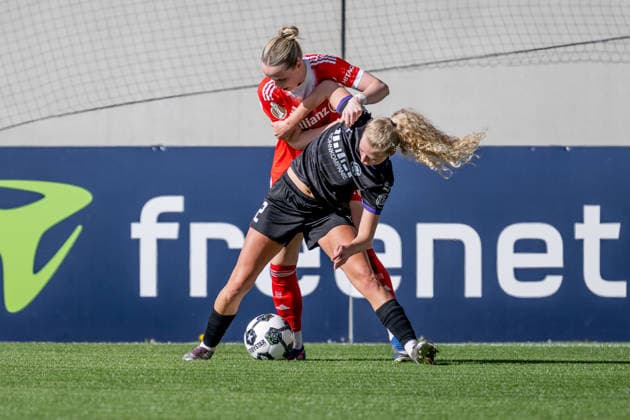 Fight for the ball duel between Franziska Kett FC Bayern Muenchen Frauen, 20 and Julie Terlinden SGS Essen, 02 in front of an advertising board with the logo and lettering of Freenet GER, FC Bayern Muenchen Frauen vs SGS Essen, Football, DFB Pokal, Semi-final, 2025 2026 season, 06 04 2026 DFL DFB REGULATIONS PROHIBIT ANY USE OF PHOTOGRAPHS as IMAGE SEQUENCES and or QUASI VIDEO GER, FC Bayern Muenchen Frauen vs SGS Essen, Football, DFB Pokal, Semi-final, 2025 2026 season, 06 04 2026 Muenchen Copyright: xEibner-Pressefoto HeikexFeinerx EP_HFR