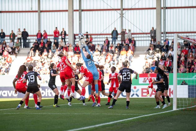 Luisa Palmen 21 Essen catches the ball after a corner during the DFB Cup Semi Final FC Bayern Munich SGS Essen on 06 04 2026 in Munich Munich FC Bayern Campus Bayern Germany