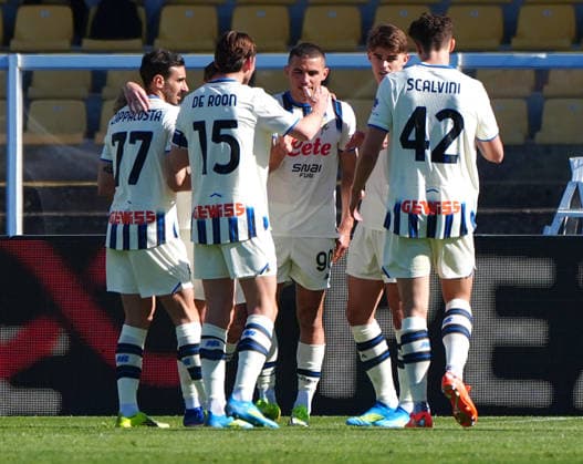 April 6, 2026, Lecce, Italia: Atalanta Calcio s Nikola Krstovic celebrated by his teammates after scoring the 0-2 goal during the Italian Serie A soccer match US Lecce - Atalanta Bergamasca Calcio at the Via del Mare stadium in Lecce, Italy, 6 april 2026. ANSA ABBONDANZA SCURO LEZZI. Soccer: Serie A; Lecce- Atalanta  - ZUMAa110 20260406_zaf_a110_022 Copyright: xAbbondanzaxScuroxLezzix