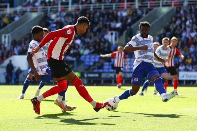 Reeco Hackett-Fairchild of Lincoln City with a shot on goal Reading v Lincoln City, Sky Bet League One, Football, Select Car Leasing Stadium, Reading, UK - 06 Apr 2026Reading Select Car Leasing Stadium United Kingdom EDITORIAL USE ONLY No use with unauthorised audio, video, data, fixture lists, club league logos or live services. Online in-match use limited to 120 images, no video emulation. No use in betting, games or single club league player publications. Copyright: xSimonxDael Shutterstockx 16811828ao