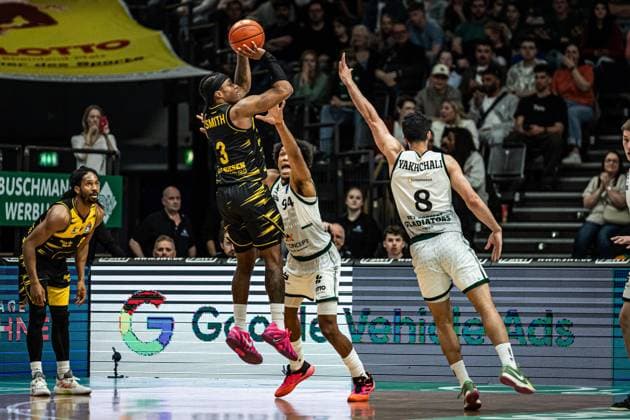 Stef Smith MHP Riesen Ludwigsburg throws against George King Gladiators Trier and Behnam Yakhchali Gladiators Trier , Vet Concept Gladiators Trier vs MHP Riesen Ludwigsburg, Basketball, easyCredit BBL, 28 Matchday, Season 2025 2026, 06 04 2026 Vet Concept Gladiators Trier vs MHP Riesen Ludwigsburg, Basketball, easyCredit BBL, 28 Matchday, Season 2025 2026, 06 04 2026 Copyright: xEibner-Pressefoto AlexanderxNeisx EP_ANS