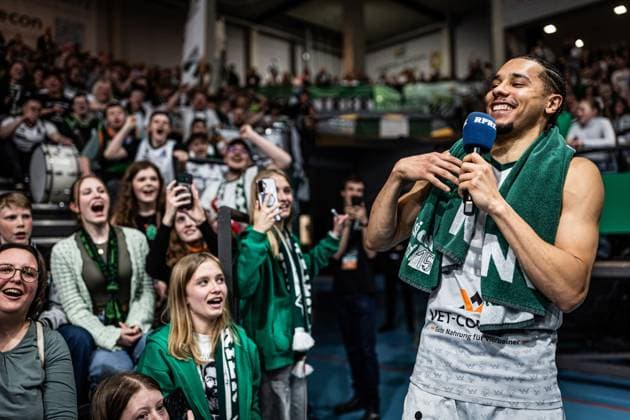 Jordan Roland Gladiators Trier celebrates with the fans, Vet Concept Gladiators Trier vs MHP Riesen Ludwigsburg, Basketball, easyCredit BBL, Matchday 28, Season 2025 2026, 06 04 2026 Vet Concept Gladiators Trier vs MHP Riesen Ludwigsburg, Basketball, easyCredit BBL, Matchday 28, Season 2025 2026, 06 04 2026 Copyright: xEibner-Pressefoto AlexanderxNeisx EP_ANS