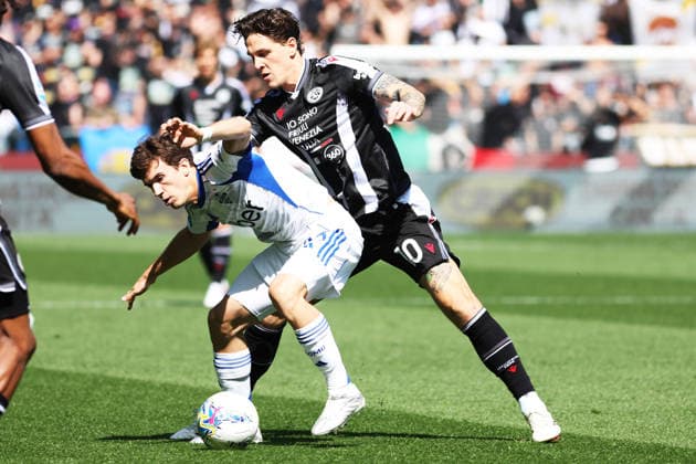 Como’s Maximo Perrone fights for the ball with Udinese’s Nicolo Zaniolo during the Serie A soccer match between Udinese and Como at the Bluenergy Stadium in Udine, north east Italy - Monday, April 06,2026 - soccer  Copyright: xAndreaxBressanutti LaPressex