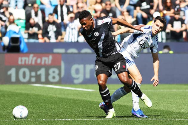 Udinese’s Christian Kabasele fights for the ball with Como’s Anastasios Douvikas during the Serie A soccer match between Udinese and Como at the Bluenergy Stadium in Udine, north east Italy - Monday, April 06,2026 - soccer  Copyright: xAndreaxBressanutti LaPressex
