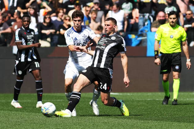 Udinese’s Jakub Piotrowski fights for the ball with Como’s Maximo Perrone during the Serie A soccer match between Udinese and Como at the Bluenergy Stadium in Udine, north east Italy - Monday, April 06,2026 - soccer  Copyright: xAndreaxBressanutti LaPressex