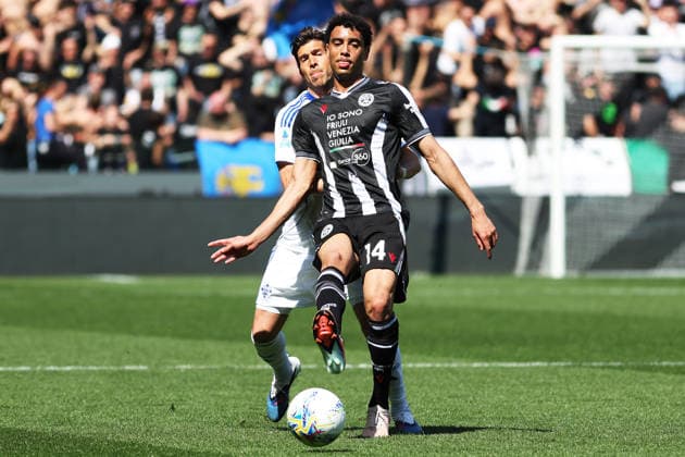 Udinese s Arthur Atta fights for the ball with ComoÕs Sergi Roberto during the Serie A soccer match between Udinese and Como at the Bluenergy Stadium in Udine, north east Italy - Monday, April 06,2026 - soccer  Copyright: xAndreaxBressanutti LaPressex