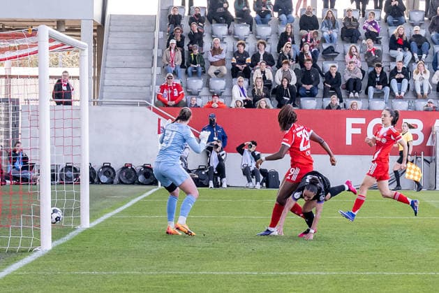 Edna Imade FC Bayern Muenchen Frauen, 29 with her goal for 4 0 against Luisa Palmen Goalkeeper, SGS Essen, 21 and Vanessa Fuerst SGS Essen, 08 , behind Natalia Padilla Bidas FC Bayern Muenchen Frauen, 23 GER, FC Bayern Muenchen Frauen vs SGS Essen, Soccer, DFB Pokal, Semifinal, Season 2025 2026, 06 04 2026 DFL DFB REGULATIONS PROHIBIT ANY USE OF PHOTOGRAPHS as IMAGE SEQUENCES and or QUASI VIDEO GER, FC Bayern Muenchen Frauen vs SGS Essen, Football, DFB Pokal, Semifinal, Season 2025 2026, 06 04 2026 Muenchen Copyright: xEibner-Pressefoto HeikexFeinerx EP_HFR