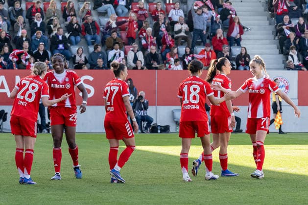 The Munich women around Barbara Dunst FC Bayern Muenchen Frauen, 28 celebrate with Edna Imade FC Bayern Muenchen Frauen, 29 her goal for 4 0 GER, FC Bayern Muenchen Frauen vs SGS Essen, Football, DFB Pokal, Semifinal, Season 2025 2026, 06 04 2026 DFL DFB REGULATIONS PROHIBIT ANY USE OF PHOTOGRAPHS as IMAGE SEQUENCES and or QUASI VIDEO GER, FC Bayern Muenchen Frauen vs SGS Essen, Football, DFB Pokal, Semifinal, Season 2025 2026, 06 04 2026 Muenchen Copyright: xEibner-Pressefoto HeikexFeinerx EP_HFR