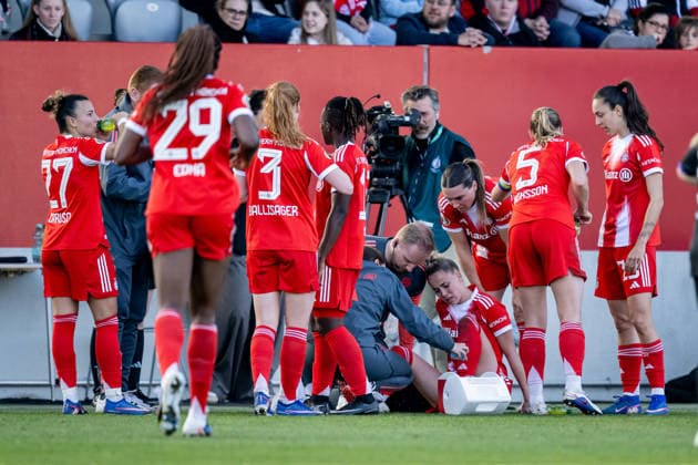 Concern among the Bayern players and coaches for Giulia Gwinn, who had previously been fouled FC Bayern Muenchen Frauen, 07 GER, FC Bayern Muenchen Frauen vs SGS Essen, Football, DFB Pokal, Semi-final, Season 2025 2026, 06 04 2026 DFL DFB REGULATIONS PROHIBIT ANY USE OF PHOTOGRAPHS as IMAGE SEQUENCES and or QUASI VIDEO GER, FC Bayern Muenchen Frauen vs SGS Essen, Football, DFB Pokal, Semifinal, Season 2025 2026, 06 04 2026 Muenchen Copyright: xEibner-Pressefoto HeikexFeinerx EP_HFR