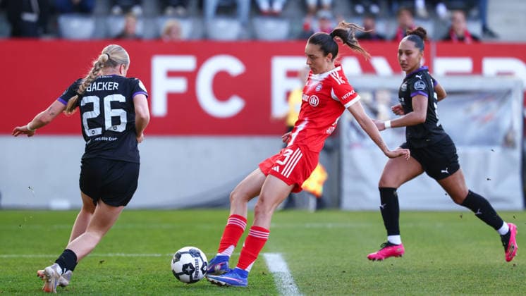 Natalia Padilla Bidas 23, FC Bayern Munich and Lany Mia Bäcker 26, SGS Essen , in the background Luisa Palmen 21, SGS Essen at the match between FC Bayern Munich v SGS Essen, Football, Women, DFB Cup Women, 2025 2026, Semi-Final on 06 04 2026 in Munich, FC Bayern Campus Bayern Germany