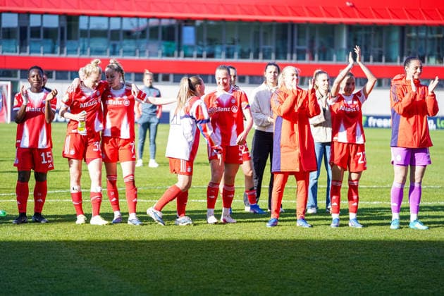 The players of FC Bayern Edna Bernadette Amani 15 Bayern , Carolin Simon 30 FC Bayern , Giulia Gwinn 7 FC Bayern , Georgia Stanway 31 FC Bayern , Magdalena Eriksson 5 FC Bayern , Pernille Harder 21 Bayern , Arianna Caruso 27 Bayern celebrate with the fans after the DFB Cup semi-final FC Bayern Munich SGS Essen on 06 04 2026 in Munich Munich FC Bayern Campus Bayern Germany