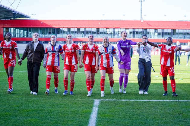 The players of FC Bayern Edna Imade 29 Bayern , Alara Sehitler 14 Bayern , Franziska Kett 20 Bayern , 3 , Vanessa Gilles 2 Bayern , Glodis Viggosdottir 4 FC Bayern , Ena Mahmutovic 32 Bayern , Jovana Damnjanovic 9 Bayern , Bernadette Amani 15 Bayern , celebrate with the fans after the DFB Cup semi-final FC Bayern Munich SGS Essen on 06 04 2026 in Munich FC Bayern Campus Bayern Germany