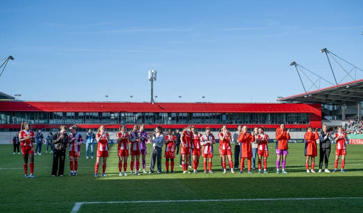 The Munich women celebrate the victory in front of the fans and the associated final GER, FC Bayern Muenchen Frauen vs SGS Essen, Football, DFB Pokal, Semi-final, Season 2025 2026, 06 04 2026 DFL DFB REGULATIONS PROHIBIT ANY USE OF PHOTOGRAPHS as IMAGE SEQUENCES and or QUASI VIDEO GER, FC Bayern Muenchen Frauen vs SGS Essen, Football, DFB Pokal, Semi-final, Season 2025 2026, 06 04 2026 Muenchen Copyright: xEibner-Pressefoto HeikexFeinerx EP_HFR
