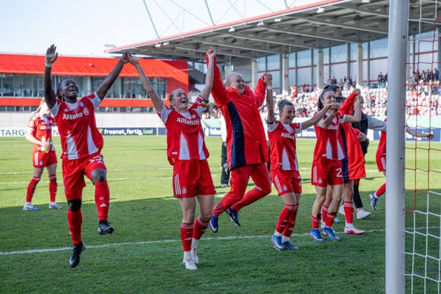 The Munich women celebrate the victory in front of the fans and the associated final GER, FC Bayern Muenchen Frauen vs SGS Essen, Football, DFB Pokal, Semi-final, Season 2025 2026, 06 04 2026 DFL DFB REGULATIONS PROHIBIT ANY USE OF PHOTOGRAPHS as IMAGE SEQUENCES and or QUASI VIDEO GER, FC Bayern Muenchen Frauen vs SGS Essen, Football, DFB Pokal, Semi-final, Season 2025 2026, 06 04 2026 Muenchen Copyright: xEibner-Pressefoto HeikexFeinerx EP_HFR