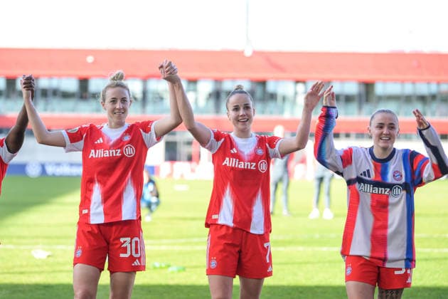 Soccer, Womens DFB Cup, 20260406, FC Bayern Munich SGS Essen In the picture, final cheer from l Carolin SIMON Bayern, 30 , Giulia GWINN Bayern, 7 , Georgia STANWAY Bayern, 31 Munich FC Bayern Campus Bayern Germany Copyright: Passion2Press MarkusxFischerx