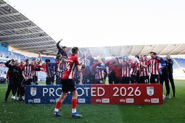Lincoln City players celebrate their promotion to the Sky Bet Championship Reading v Lincoln City, Sky Bet League One, Football, Select Car Leasing Stadium, Reading, UK - 06 Apr 2026Reading Select Car Leasing Stadium United Kingdom EDITORIAL USE ONLY No use with unauthorised audio, video, data, fixture lists, club league logos or live services. Online in-match use limited to 120 images, no video emulation. No use in betting, games or single club league player publications. Copyright: xSimonxDael Shutterstockx 16811828av