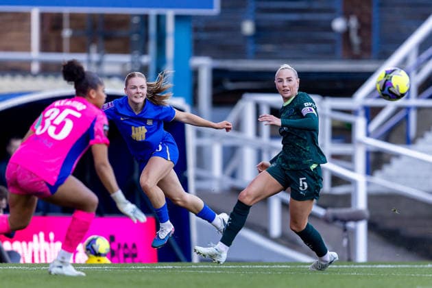 Birmingham City Women v Manchester City Women, Women s FA Cup Birmingham City Women forward Lily Crosthwaite (16) crosses the ball ball from Manchester City Women defender Alex Greenwood (5) during the Women s FA Cup match between Birmingham City Women and Manchester City Women at the St Andrew s @ Knighthead Park, Birmingham, UK on 6 April 2026. Birmingham St Andrew s @ Knighthead Park West Midlands UK Editorial use only , Copyright: xManjitxNarotrax PSI-24018-0015