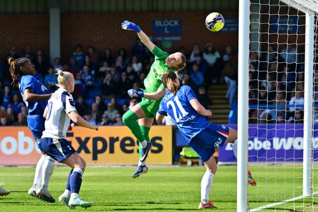 KINGSTON UPON THAMES, ENGLAND - APRIL 06: Hannah Hampton of Chelsea fails to save a goal from Eveliina Summanen of Tottenham Hotspur during the Adobe Women s FA Cup Quarter Final match between Chelsea and Tottenham Hotspur at Kingsmeadow on April 06, 2026 in Kingston upon Thames, England. Copyright: xYaroslavxDunkax xSPPx Sportspressphoto_SPR125818