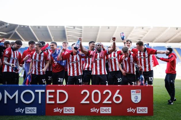 Lincoln City players celebrate their promotion to the Sky Bet Championship Reading v Lincoln City, Sky Bet League One, Football, Select Car Leasing Stadium, Reading, UK - 06 Apr 2026Reading Select Car Leasing Stadium United Kingdom EDITORIAL USE ONLY No use with unauthorised audio, video, data, fixture lists, club league logos or live services. Online in-match use limited to 120 images, no video emulation. No use in betting, games or single club league player publications. Copyright: xSimonxDael Shutterstockx 16811828ce