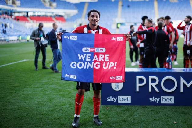 Lincoln City players celebrate their promotion to the Sky Bet Championship Reading v Lincoln City, Sky Bet League One, Football, Select Car Leasing Stadium, Reading, UK - 06 Apr 2026Reading Select Car Leasing Stadium United Kingdom EDITORIAL USE ONLY No use with unauthorised audio, video, data, fixture lists, club league logos or live services. Online in-match use limited to 120 images, no video emulation. No use in betting, games or single club league player publications. Copyright: xSimonxDael Shutterstockx 16811828cg