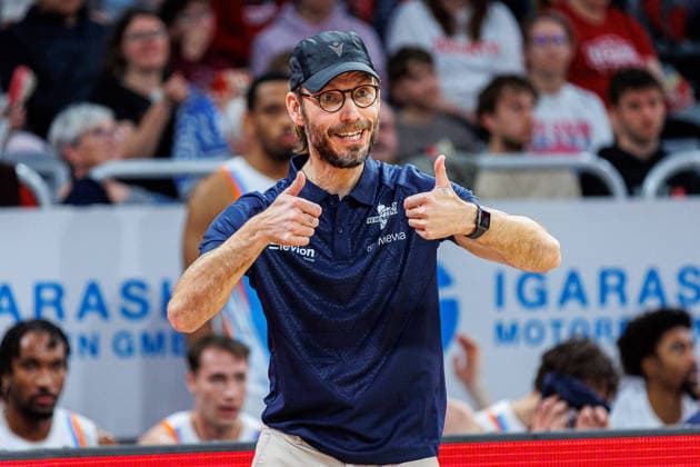 Bjoern Harmsen Science City Jena, coach , single picture, single photo, portrait, portraet, cheers, jubilation, positive emotions, positive emotion, thumbs up, BMA365 Bamberg Baskets vs Science City Jena, Basketball, easyCredit BBL, 28 Matchday, 06 04 2026 BMA365 Bamberg Baskets vs Science City Jena, Basketball, easyCredit BBL, 28 Matchday, 06 04 2026 Bamberg Copyright: xEibner-Pressefoto G.xSantemizx EP_EER
