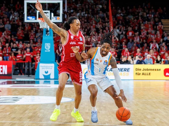 Austin Crowley BMA365 Bamberg Baskets, 85 , Uchenna Iroegbu Science City Jena, 01 , BMA365 Bamberg Baskets vs Science City Jena, Basketball, easyCredit BBL, Matchday 28, 06 04 2026 BMA365 Bamberg Baskets vs Science City Jena, Basketball, easyCredit BBL, Matchday 28, 06 04 2026 Bamberg Copyright: xEibner-Pressefoto G.xSantemizx EP_EER