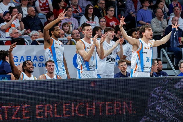 Team, squad, cheers, jubilation, positive emotions, positive emotion, BMA365 Bamberg Baskets vs Science City Jena, Basketball, easyCredit BBL, Matchday 28, 06 04 2026 BMA365 Bamberg Baskets vs Science City Jena, Basketball, easyCredit BBL, Matchday 28, 06 04 2026 Bamberg Copyright: xEibner-Pressefoto G.xSantemizx EP_EER