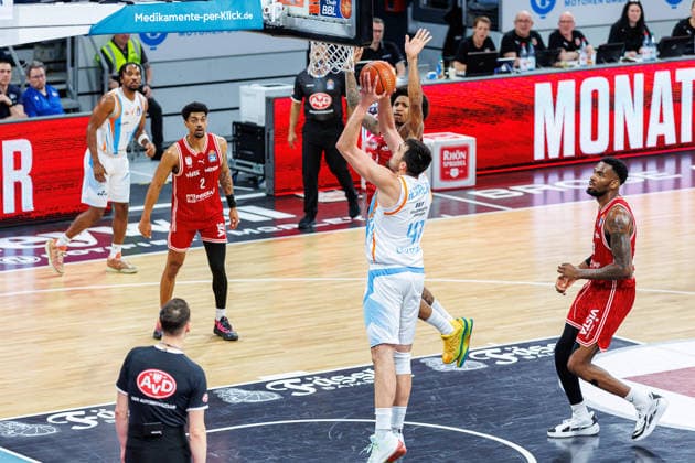 Demarcus Demonia BMA365 Bamberg Baskets, 08 , Alex Herrera Science City Jena, 41 , BMA365 Bamberg Baskets vs Science City Jena, Basketball, easyCredit BBL, Matchday 28, 06 04 2026 BMA365 Bamberg Baskets vs Science City Jena, Basketball, easyCredit BBL, Matchday 28, 06 04 2026 Bamberg Copyright: xEibner-Pressefoto G.xSantemizx EP_EER